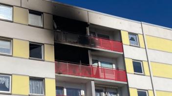 Die Spuren des Feuers sind deutlich sichtbar: Der Balkon der Brandwohnung im dritten Stock ist völlig verrußt. Auch die darüberliegende Wohnung wurde in Mitleidenschaft gezogen.