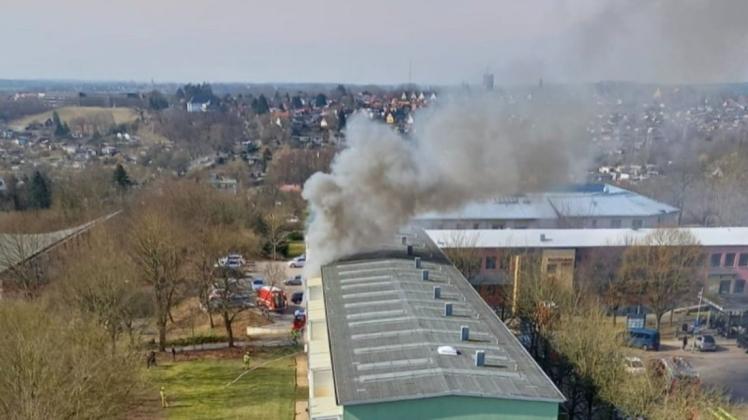 Die Schweriner Feuerwehr rückt am Montagvormittag zu einem Wohnungsbrand in der Weststadt aus.