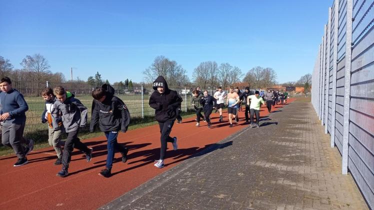 120 Schüler beteiligten sich am Spendenlauf der Diesterweg-Schule.