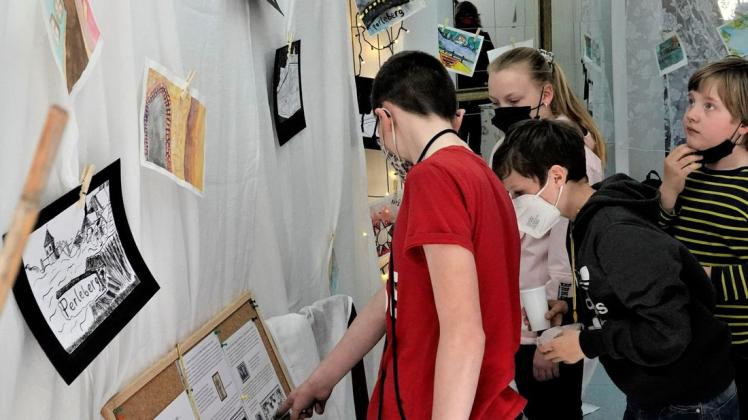 Eine Schülergruppe der Rolandschule besichtigte vorab die Ausstellung. Eine Schülergruppe der Rolandschule besichtigte vorab die Ausstellung.