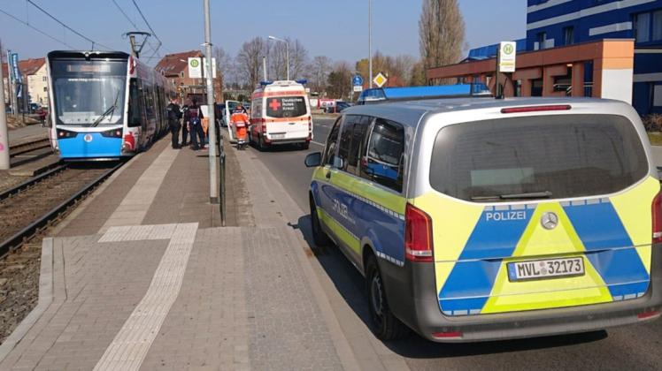Drei Kontrolleure wurden auf Höhe der Straßenbahnhaltestelle Petridamm in Rostock von insgesamt vier
jungen Erwachsenen angegriffen. Drei Kontrolleure wurden auf Höhe der Straßenbahnhaltestelle Petridamm in Rostock von insgesamt vier
jungen Erwachsenen angegriffen.