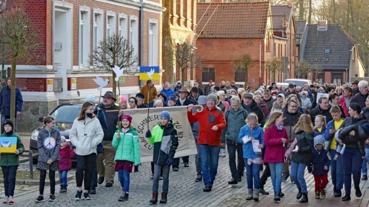 Hagenows Friedensmarsch unterwegs in der Stadt, hier wurde eine Tradition von 1989 wiederbelebt.