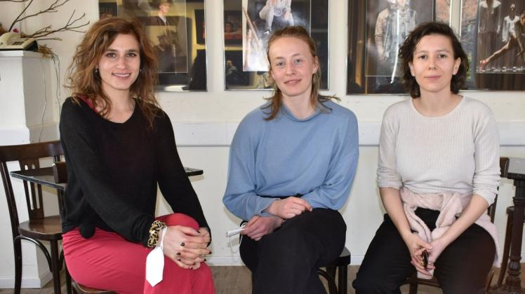 Die Rostocker Schauspielstudentinnen Paula C. Hugenschmidt, Laura Fouquet und Noemi Clerc  (v.l.) verstärken derzeit das Schweriner Schauspielensemble und treten im Stück "Bambi" auf.