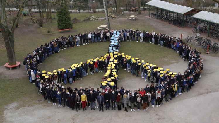 Ein menschliche Peace-Zeichen als Zeichen der Solidarität mit der Ukraine gestalteten Schüler und Lehrer des John-Brinckman-Gymnasiums Güstrow. Ein menschliche Peace-Zeichen als Zeichen der Solidarität mit der Ukraine gestalteten Schüler und Lehrer des John-Brinckman-Gymnasiums Güstrow.