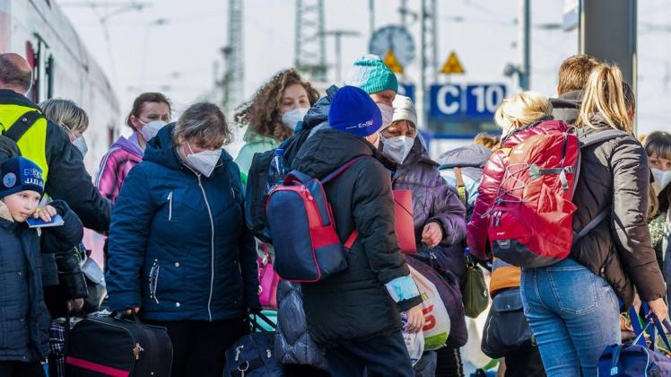 Flüchtlinge steigen aus dem zweiten Sonderzug, der am Mittwoch in Cottbus ankommt und werden von Helfern im Empfang genommen. Neben Hannover und Berlin soll Cottbus das dritte Drehkreuz für die Verteilung der Flüchtlinge aus der Ukraine werden.