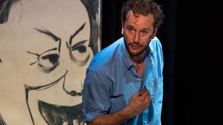 Der Schweizer Schauspieler Marco Michel lässt das Publikum mit ungewöhnlichen Mitteln in Ligabues Leben eintauchen: Vor den Augen der Zuschauer entstehen großformatige Kohlezeichnungen,  mit denen er in Dialog tritt.