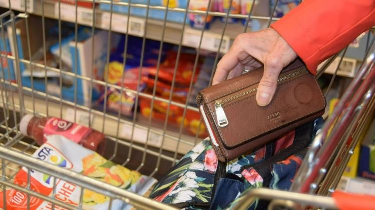 Die Taschendiebe haben einer 74-Jährigen beim Einkaufen das Portemonnaie gestohlen.