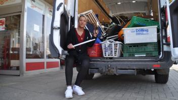Eva Borth von der Awo Glückstadt vor einem Transporter direkt vor dem Sozialkaufhaus in der Königsberger Straße. Das Fahrzeug sammelt einmal pro Woche alle Spenden, die nicht mehr genutzt werden können.