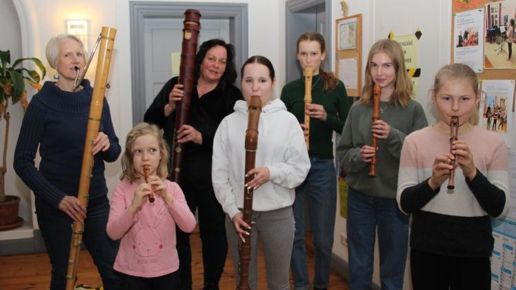 Ulrike Thiele (Großbass), Freja (Sopranino), Ulrike Bennöhr (Kontrabass), Nelly (Bass), Hannah (Tenor), Hanna (Altblockflöte) und Lotta (Sopran) (v.l.) probieren die verschiedenen Flöten aus.