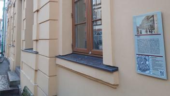 Das Gebäude hat eine Geschichte. Der Palais liegt an der Langen Straße 41 in Güstrow, rechts hängt die Infotafel.