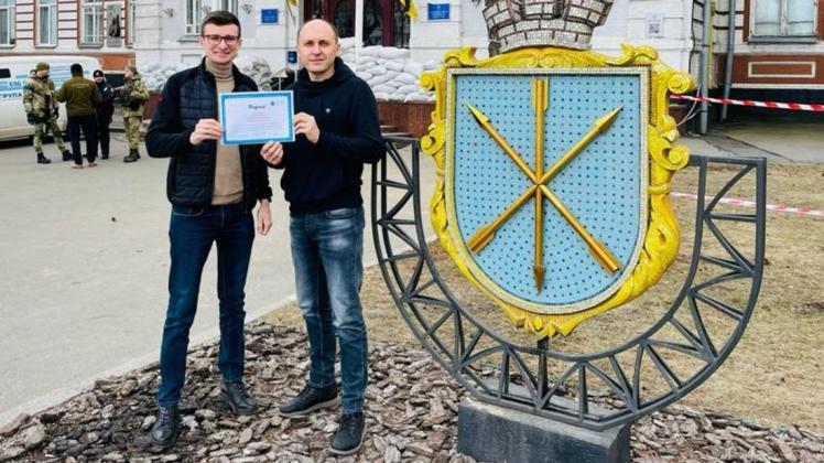 Eine Urkunde als Anerkennung: Vertreter der Stadt Chmelnitsky bedanken sich für die Hilfsgüter, die der Ort in der Westukraine aus Schwerin bekommen hat.