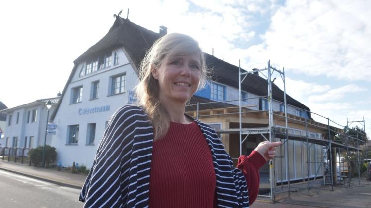 Im Landhotel Ostseetraum Diedrichshagen hat Geschäftsführerin Susann Apitz auf die Corona-Zeit reagiert. Der neue Anbau des Wintergartens erhält flexiblere Schiebefenster, das kommt der Belüftung entgegen.