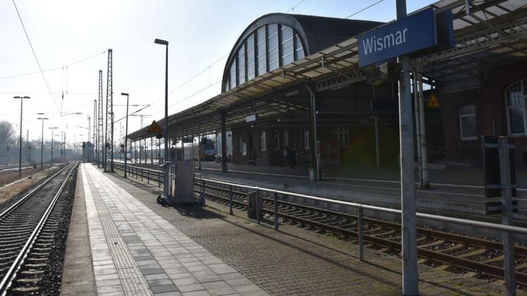 In Richtung Bahnübergang Philosophenweg will die Deutsche Bahn die Oberleitungen erneuern.