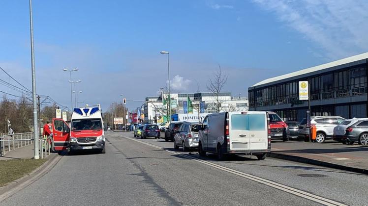 Mehrere Rettungswagen, ein Notarzt, die Berufsfeuerwehr und die Polizei eilten daraufhin zur Unfallstelle in die Südstadt in Rostock.
