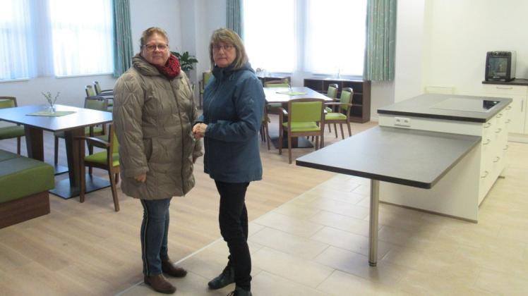 Andrea Reinicke (l.) von der Diakonie und Marita Lewerenz (AWG) im geräumigen Speiseraum mit Therapieküche der neuen Seniorentagespflege, die nun in Boizenburg eröffnet hat.