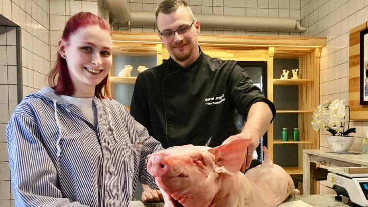 Die Freude am Fleischer-Beruf sieht man der Auszubildenden Annabell Johannson und dem Fleischsommelier Marcel Langpap an.
