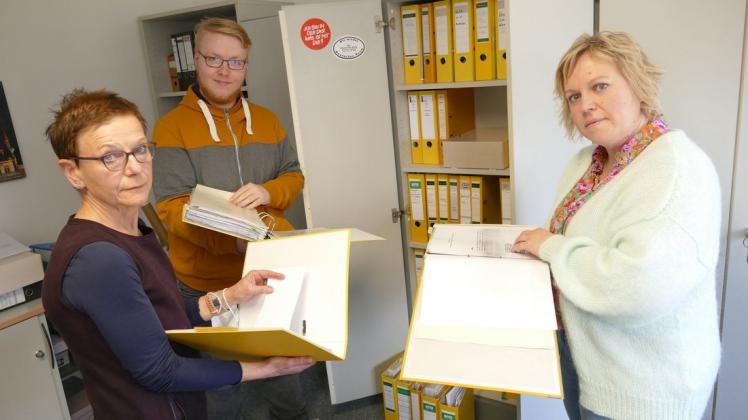 Die Erinnerungen und Zeitdokumente der KZ-Häftlinge sollen digitalisiert werden, um sie zu bewahren. Daran arbeiten Cornelia Neumann, Phillip Melzer und Anja Pinnau (v.l.). Die Erinnerungen und Zeitdokumente der KZ-Häftlinge sollen digitalisiert werden, um sie zu bewahren. Daran arbeiten Cornelia Neumann, Phillip Melzer und Anja Pinnau (v.l.).