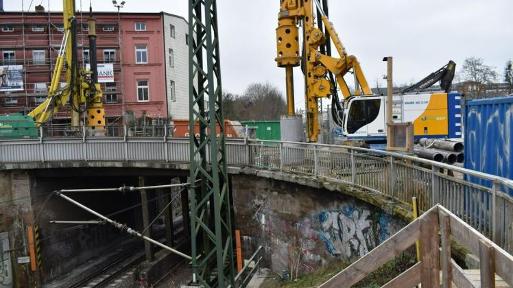 Zunächst wurden in der Wallstraße die Bohrpfahlreihen für die Widerlager der neuen Brücke hergestellt. Ab 25. März soll der alte Brückenkörper abgerissen werden.