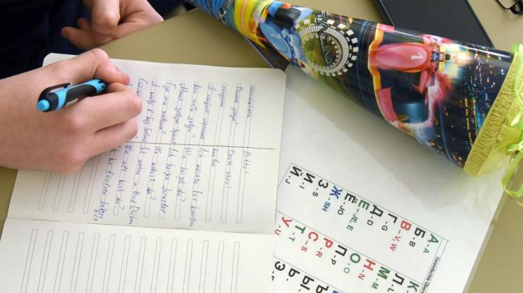 Ein Schüler aus der Ukraine schreibt im Deutschunterricht Vokabeln in sein Heft. Ein Schüler aus der Ukraine schreibt im Deutschunterricht Vokabeln in sein Heft.