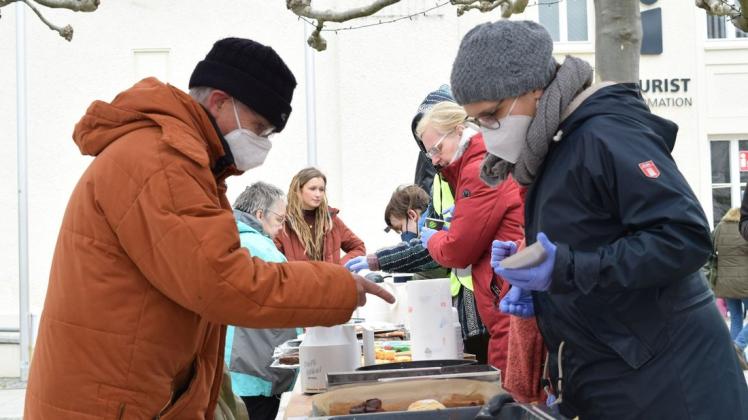 Viele Prignitzer versorgten sich auf dem Kuchenbasar mit Gebäck und unterstützten damit Geflüchtete aus der Ukraine.