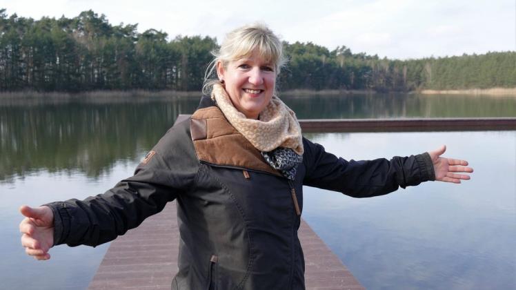 Bürgermeisterin Viola Tonn lädt alle Badewilligen ab 15. Mai an den Dreenkrögener Baggersee ein. Ein neuer Steg soll den Geheimtipp bei Urlaubern noch attraktiver machen.