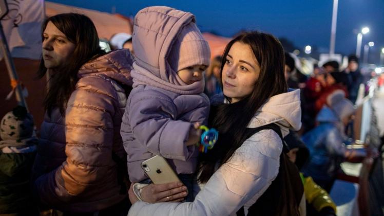 Menschheitsdrama: Tausende Ukrainerinnen mit ihren Kindern auf der Flucht aus der Ukraine in Richtung Polen