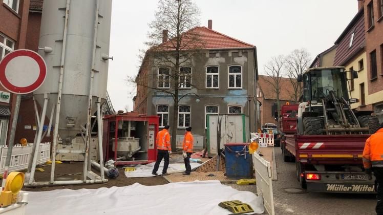 Seit dieser Woche wird das Haus im Eckbereich an der Kirchenstraße und Im Tiefen Tal stabilisiert.