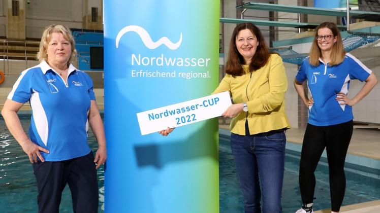 Freuen sich auf den Nordwasser-Cup (von links): Wettkampfleiterin Simone Pietsch vom WSC Rostock, Michaela Link (Kaufmännische Geschäftsführerin Nordwasser)´und WSC-Trainerin Carolin Dreiucker