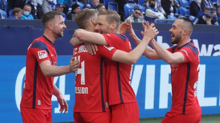 Hanno Behrens (2. v. r.) feiert einen Torerfolg mit Svante Ingelsson. Die beiden zentralen Mittelfeldspieler haben sich zuletzt super ergänzt.