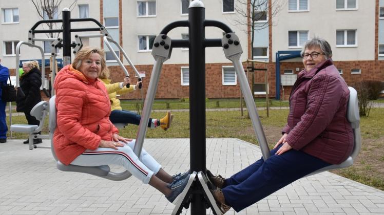 Die beiden Anwohnerinnen Renate Petersen(l.) und Renate Sell zeigten sich begeistert vom Outdoor-Fitnesspark.