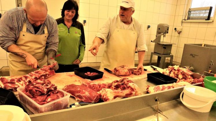 In der Galliner Fleischerei. Geschäftsführerin Peggy Rasim mit ihren Fleischern Udo Neumann (re.) und Andy Hoch.
