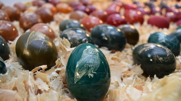 Auch Christel Peglow aus Reckenzin wird mit ihren Eier-Kreationen auf dem Ostermarkt in Blüthen vertreten sein.