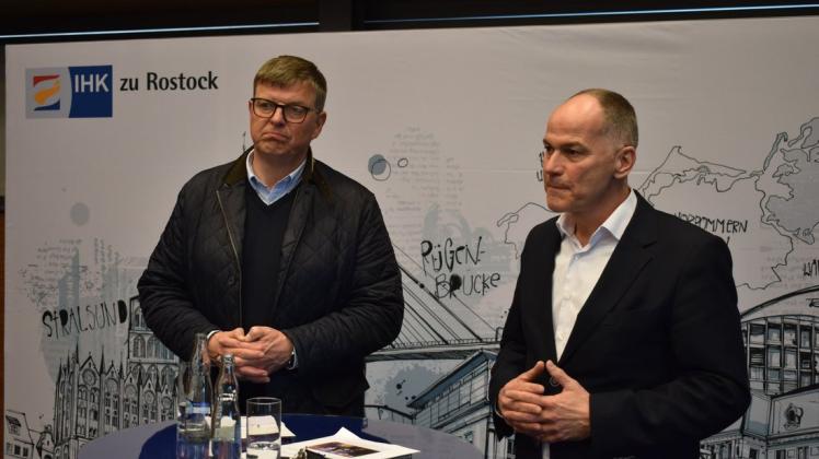 Nach seiner Wiederwahl formulierte Rostocks IHK-Präsident Klaus-Jürgen Strupp (l.) seine Schwerpunkte für die neue Amtsperiode, hier zusammen mit dem IHK-Hauptgeschäftsführer Thorsten Ries.