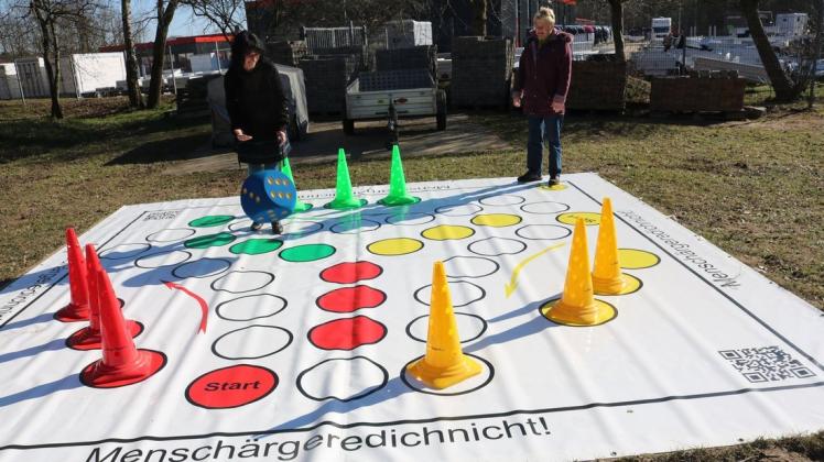 Beim Ausprobieren des neuen Mensch-ärger-dich-nicht-Spiels hatten Birgit Czarschka und Gisela Jörn bereits jede Menge Spaß.