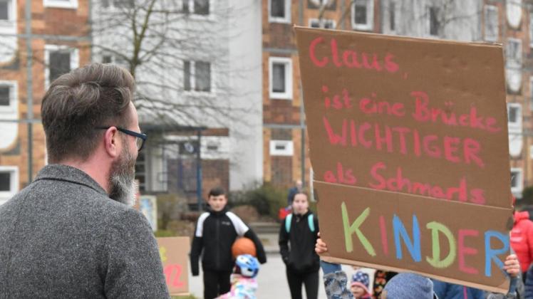Claus Ruhe Madsen wurde am Mittwoch von dutzenden Kindern und Eltern auf die schwierige Hortsituation im Rostocker Stadtteil Schmarl aufmerksam gemacht. Claus Ruhe Madsen wurde am Mittwoch von dutzenden Kindern und Eltern auf die schwierige Hortsituation im Rostocker Stadtteil Schmarl aufmerksam gemacht.