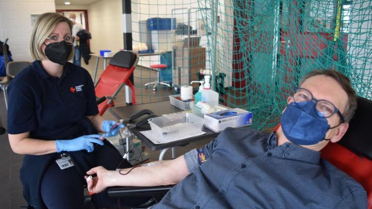 Spendet seit Jahren für den guten Zweck Blut: Ingo Staack, der in Warnemünde arbeitet. Fachkraft Nancy Rossmannek zapft professionell das Blut des Freiwilligen.
