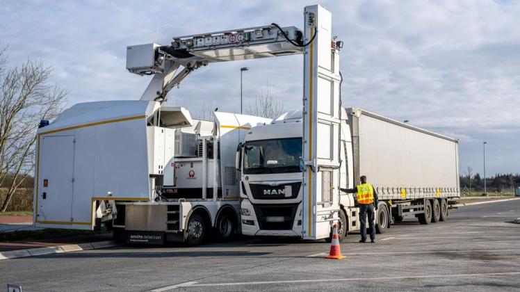 Vollmobile R ntgenanlage Des Zolls Auf Der A7 Bei Tarp Im Einsatz