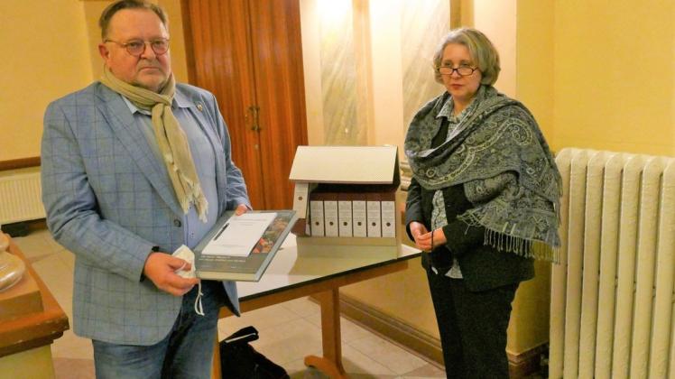 Bürgermeister Reinhold Suhrau (l.) bekam von Ramona Dornbusch als Landeskonservatorin die siebenbändige Untersuchung über den Dömitzer Hausbestand überreicht, auch in digitalisierter Form.
