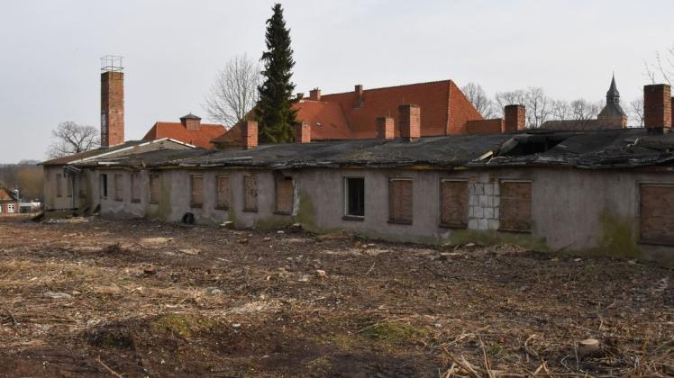 Die ehemalige Berufsschule gleich hinter der Kooperativen Gesamtschule in Sternberg wird abgerissen. Das ist die Voraussetzung für den Bau neuer Eigenheime.