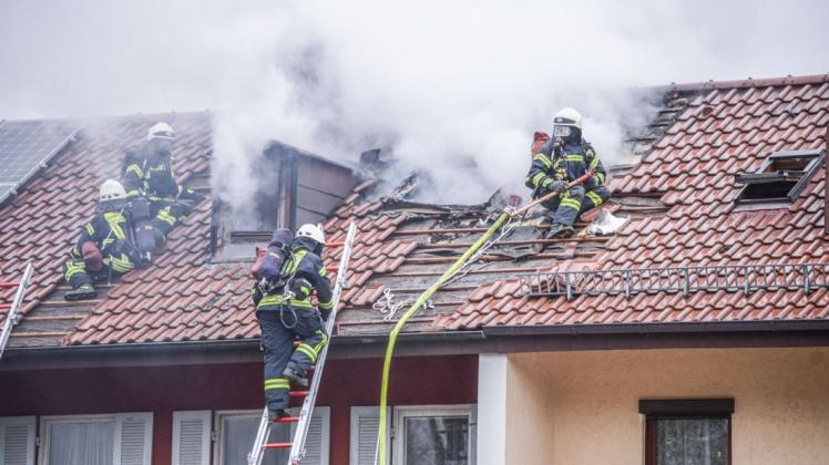 Um in Zukunft Brände im Dachstuhl löschen zu können, proben die Kameraden der Wariner Feuerwehr das Anleitern.