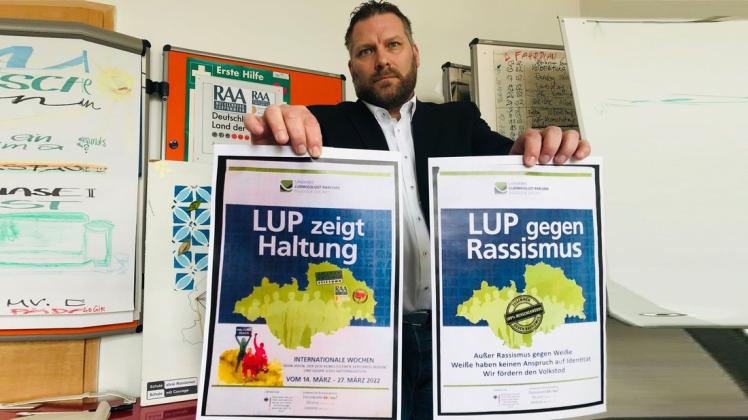Zwei gefälschte Plakate der Rechtsextremen. Daniel Trepsdorf ist entsetzt.