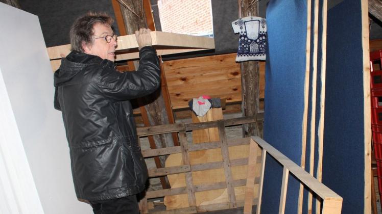 Bereits 2015 wurden Wände hergestellt und eingelagert. Christian Höser beim Sondieren. Bereits 2015 wurden Wände hergestellt und eingelagert. Christian Höser beim Sondieren.