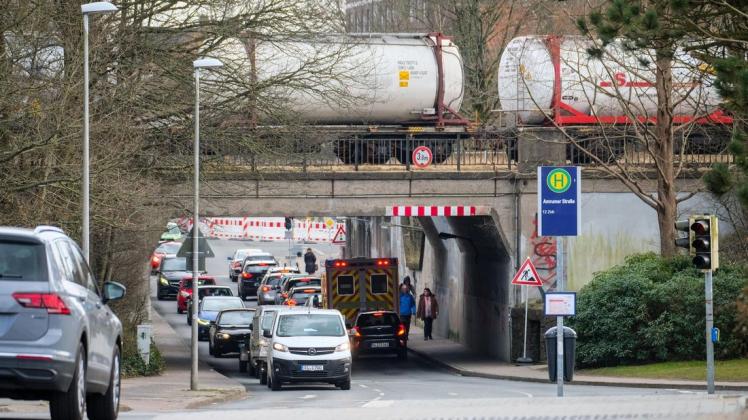Der hintere Teil des Güterzuges steht mit drei Kesselwagen genau auf der Eisenbahnbrücke über den Ochsenweg.