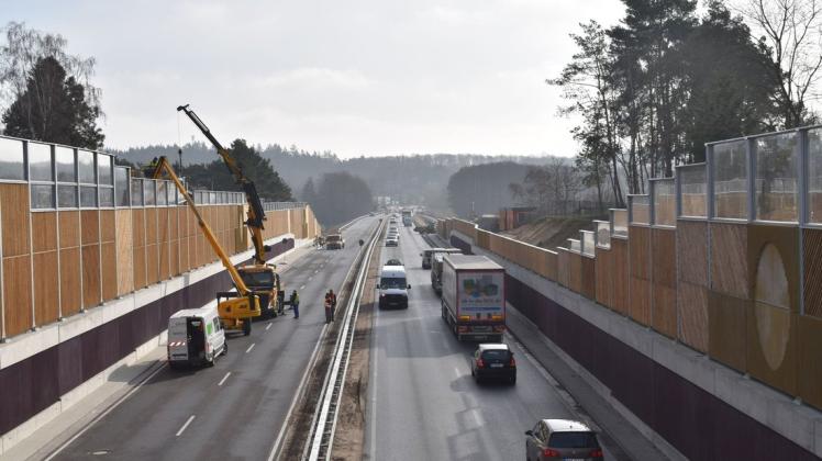 Am Dienstag wurden die letzten Arbeiten an der nördlichen Schallschutzwand abgeschlossen. Am Mittwoch ziehen die Baufahrzeuge auf die andere Straßenseite, der Autoverkehr muss folglich auf andere Spuren umgeleitet werden.