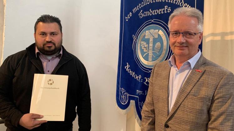 Der 32-jährige Alvaro Esteved Maiia Villtoro (l.) hat die Prüfungen als Metallbauer mit der Note 2 bestanden. Henryk Ott, Chef der Metallbaufirma Ott GmbH in Bad Doberan, freut sich mit seinem Schützling. Der 32-jährige Alvaro Esteved Maiia Villtoro (l.) hat die Prüfungen als Metallbauer mit der Note 2 bestanden. Henryk Ott, Chef der Metallbaufirma Ott GmbH in Bad Doberan, freut sich mit seinem Schützling.