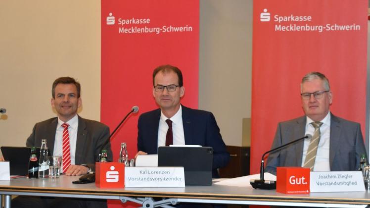 Dieses Trio führt erfolgreich die Sparkasse Mecklenburg-Schwerin: Vorstandschef Kai Lorenzen (M.), Vorstandsmitglied Joachim Ziegler (r.) und Björn Mauch, stellvertretendes Vorstandsmitglied.