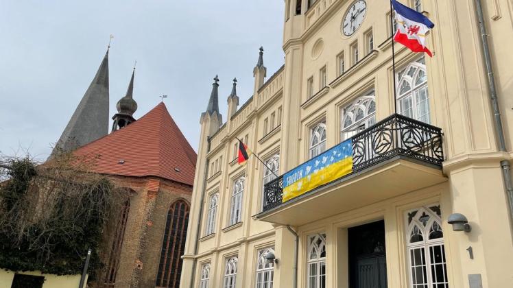 Ein Zeichen für den Frieden in der Ukraine am Balkon des Bütower Rathauses. Mädchen und Jungen des Freizeittreffs in Bützow haben diese Fahne hergestellt.