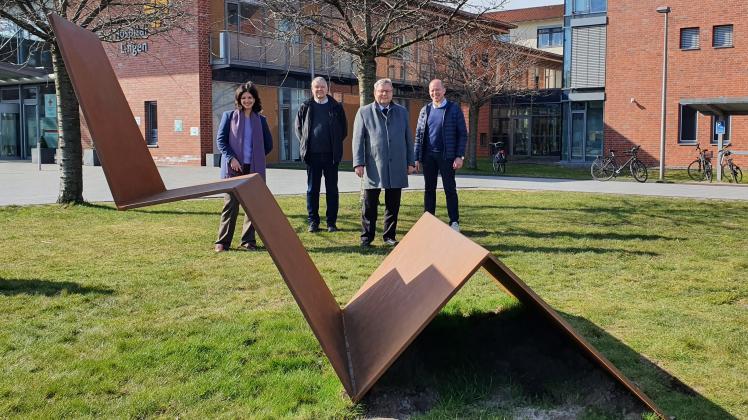 Auf und ab, aber die Tendenz geht klar nach oben: Julia Siegmund (links) stellte ihr Werk „Hoffnung“ Bischof Franz-Josef Bode (2. von rechts) sowie Boni-Hauptgeschäftsführer Ansgar Veer (rechts) und Pfarrer Thomas Burke (Kuratoriumsvorsitzender) vor.
