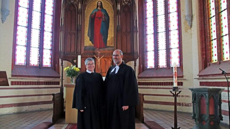 Noch ein letztes Mal im Talar vor dem Altar der Wariner Stiftskirche, in der sie mehr als 30 Jahre lang wirkten: Dorothea und Andreas Kunert.