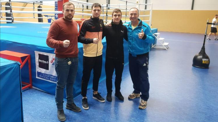 Sportdirektor Paul Döring, die Boxer Deniel Krotter und Yaroslav Samofalov sowie Trainer Michael Timm. (v.l.)